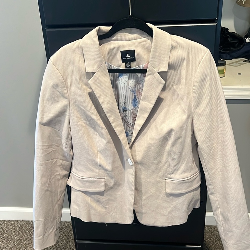 Jules & Leopold Blazer size L in a light tan color! Worn only twice